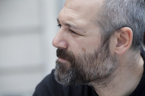 Sanat cahillerine, sanat&ccedil;ı d&uuml;şmanlarına karşı Levent &Uuml;z&uuml;mc&uuml;&rsquo;n&uuml;n yanındayız!