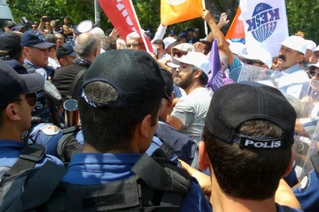 Kamu emek&ccedil;ilerini ilgilendiren toplus&ouml;zleşme polis saldırısıyla başladı